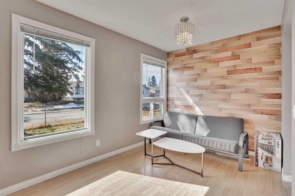 1004 Penrith Crescent SE